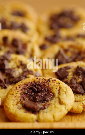 Deliziosi biscotti appena sfornati con chocolate chip Foto Stock