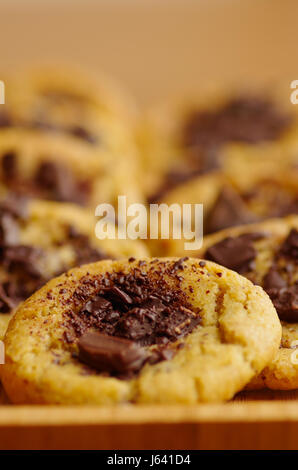 Deliziosi biscotti appena sfornati con chocolate chip Foto Stock