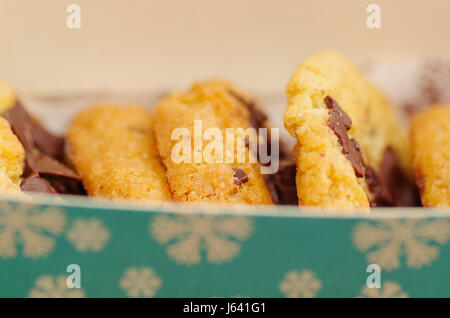 Deliziosi biscotti appena sfornati con chocolate chip Foto Stock