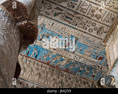 Verniciato a polvere di colore corte nel tempio di Denderah, nei pressi di Quena, Egitto Foto Stock