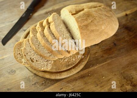 In casa pane bianco, tagliato a fette su una breadboard, Wales, Regno Unito. Foto Stock