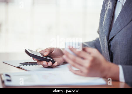 Imprenditrice di navigare in Internet sullo smartphone e azienda caffè cub Foto Stock