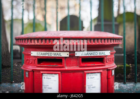 Un Royal Mail postbox nella città di Londra vicino a Bunhill cimitero di riga Foto Stock
