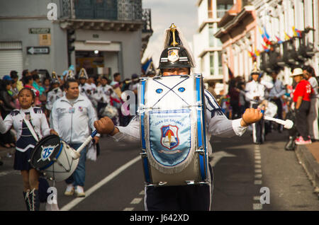 Quito, Ecuador - 09 dicembre 2016: Un misterioso marching band di persone sono in parata in Quito Ecuador Foto Stock