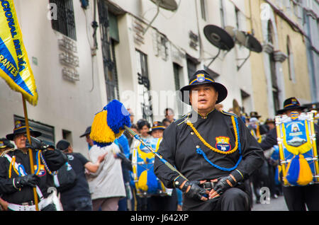 Quito, Ecuador - 09 dicembre 2016: Un misterioso marching band di persone sono in parata in Quito Ecuador Foto Stock