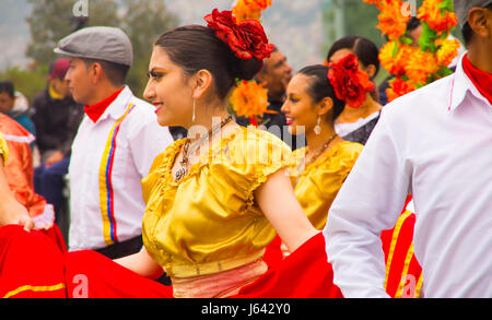 Quito, Ecuador - 09 dicembre 2016: Un non ben identificato le persone ballano in parata in Quito Ecuador Foto Stock