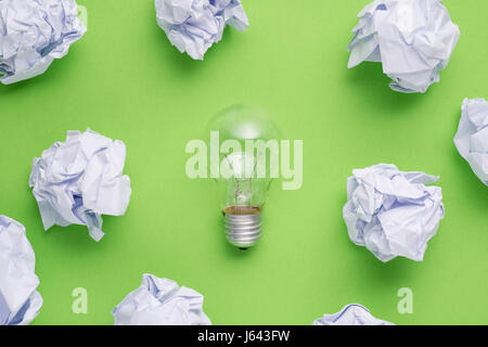 Nuova idea concetto accartocciata con della carta da ufficio e la lampadina. Foto Stock