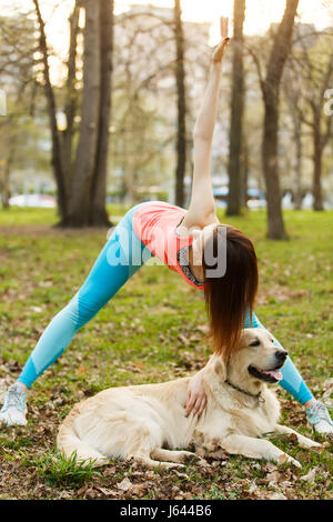 Atleta con labrador a piedi Foto Stock