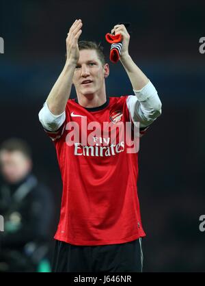 BASTIAN SCHWEINSTEIGER CELEBRA L'ARSENAL V Bayern Monaco di Baviera Emirates Stadium Londra Inghilterra Regno Unito 19 Febbraio 2013 Foto Stock