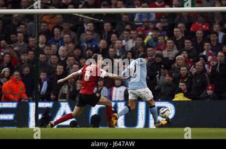 CARLOS TEVEZ punteggi suo apriporta Manchester City V BARNSLEY FC Etihad Stadium Manchester Inghilterra 09 Marzo 2013 Foto Stock