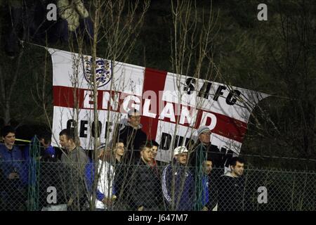 Inghilterra tifosi guardare la partita F SAN MARINO V INGHILTERRA SERRAVALLE STADIUM SERRAVALLE SAN MARINO 22 Marzo 2013 Foto Stock