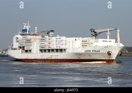 Il reefer Luzon Strait entra nel porto di Rotterdam. Foto Stock