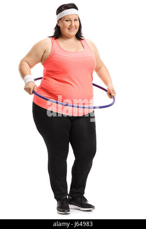 A piena lunghezza Ritratto di una donna in sovrappeso con un-hula hoop isolati su sfondo bianco Foto Stock