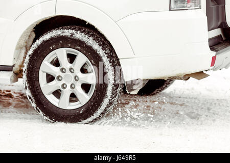 La ruota dalla macchina su una strada in inverno vicino fino Foto Stock