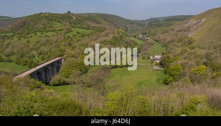 Vista la primavera della Lapide (Monsal Dale) viadotto e la giunzione del Miller Dale e Monsal Dale nel Derbyshire Peak District Foto Stock