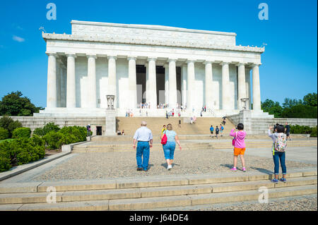 WASHINGTON D.C. - Luglio 31, 2014: arresto di visitatori all'ingresso del Lincoln Memorial per scattare le foto. Foto Stock