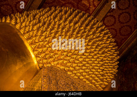 Vista astratta di texture dorata della testa di un grande Buddha sdraiato a Bangkok, in Thailandia Foto Stock