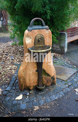 Acqua vecchia fontana potabile a Vienna, in Austria Foto Stock