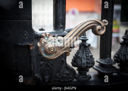 Bellissimo il blocco metallico porta alla proprietà privata Foto Stock