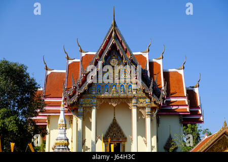 Tetto e ingresso alla sala principale di Wat Pho Chai, il più importante tempio buddista di Nong Khai Isan, Thailandia. Foto Stock