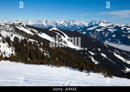 D'inverno con le piste da sci di kaprun resort accanto al picco di kitzsteinhorn nelle Alpi austriache Foto Stock