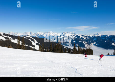 D'inverno con le piste da sci di kaprun resort accanto al picco di kitzsteinhorn nelle Alpi austriache Foto Stock