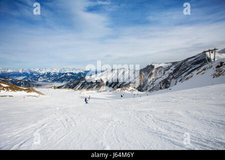 D'inverno con le piste da sci di kaprun resort accanto al picco di kitzsteinhorn nelle Alpi austriache Foto Stock