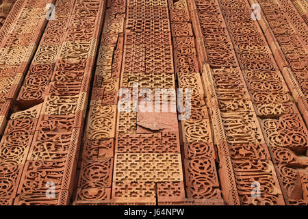 Della pietra che intaglia il Qutab Minar, Delhi, India nel febbraio, 13, 2016. Foto Stock