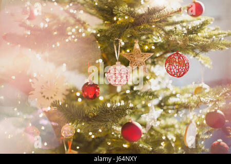 Rosso, bianco e oro ornamenti e stella su albero di Natale Foto Stock