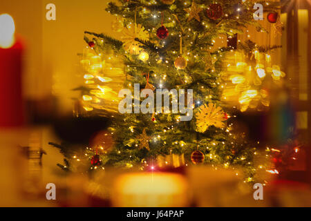 Illuminato albero di Natale con ornamenti e luci di stringa Foto Stock