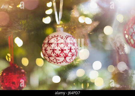 Il bianco e il rosso ornamento pendente da albero di Natale Foto Stock