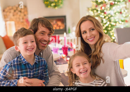 Famiglia tenendo selfie a cena di Natale tabella Foto Stock