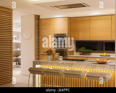 Gli armadi in legno nel lusso moderno home vetrina cucina Foto Stock