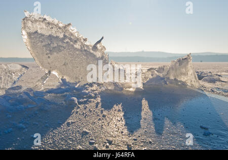 Inverno il ghiaccio frost passera di mare acqua dolce entroterra del lago acqua acqua neve brilla shine Foto Stock