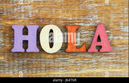 Hola (ciao in spagnolo) scritto con colorate lettere in legno Foto Stock