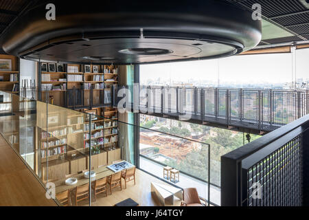 Vista dal soppalco con balaustra in vetro di spaziosa doppia altezza spazio salotto con vedute di Beirut. Il condizionatore d'aria è coperto in una finitura opaca Foto Stock