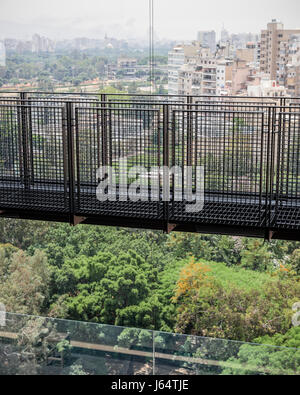 Piattaforma di visualizzazione o ponte con spettacolari vedute su Beirut e Chouf Montagne Foto Stock