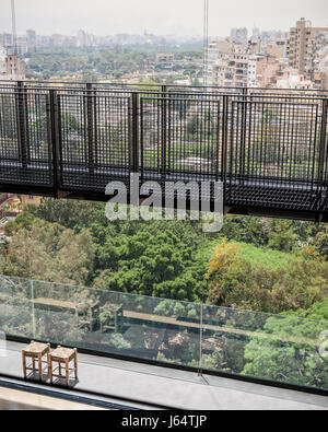 Piattaforma di visualizzazione o ponte con spettacolari vedute su Beirut e Chouf Montagne Foto Stock