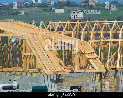 Scheletro di legno del tetto della casa in costruzione Foto Stock