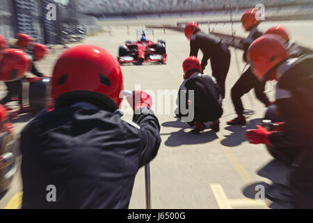 Pit Crew pronto per quasi gara di Formula Uno pilota di auto in pit-lane Foto Stock