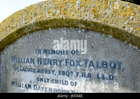 La tomba del pioniere fotografico Fox Talbot in Lacock A. Grazioso villaggio nel Wiltshire Inghilterra Regno Unito Foto Stock