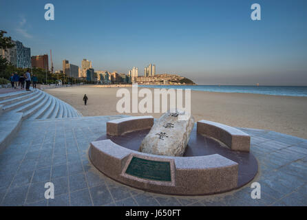 Vista della Spiaggia di Haeundae, Haeundae distretto, Busan Gwangyeoksi, Corea del Sud Foto Stock