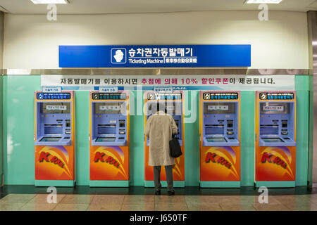 Un passeggero femmina acquisto biglietto treno da distributori automatici di biglietti di Busan Stazione ferroviaria Concourse, Busan Gwangyeoksi, Corea del Sud Foto Stock