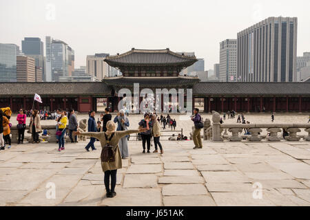 I turisti in Gyeongbokgung Palace a Seul, Corea del Sud Foto Stock