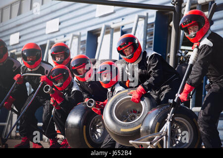 Pit Crew pronto con pneumatici in Formula Uno pit-lane Foto Stock