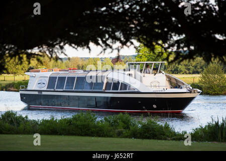 Un grande piacere in barca a vela lungo il fiume Thames attraverso campi erbosi adn sotto basso appeso alberi vicino a Henley NEL REGNO UNITO Foto Stock