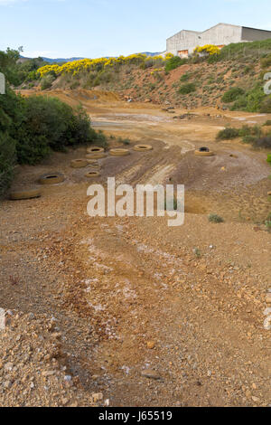 Vecchio carrello porta sul tetto di foraggio in campagna. Foto Stock