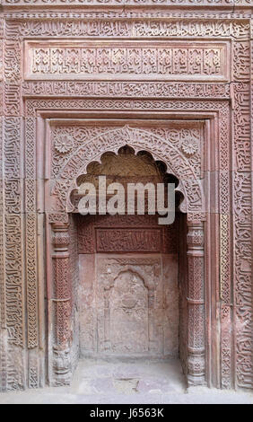 Della pietra che intaglia il Qutab Minar, Delhi, India nel febbraio, 13, 2016. Foto Stock