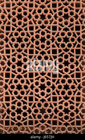 Intricati intarsi di finestra di pietra grill presso la tomba di Humayun, costruito da Hamida Banu iniziata nel 1565-72, Delhi, India Foto Stock