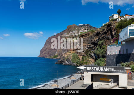 Vista di Cabo Girao visto da di Camara de Lobos, Isola di Madeira, Portogallo Foto Stock